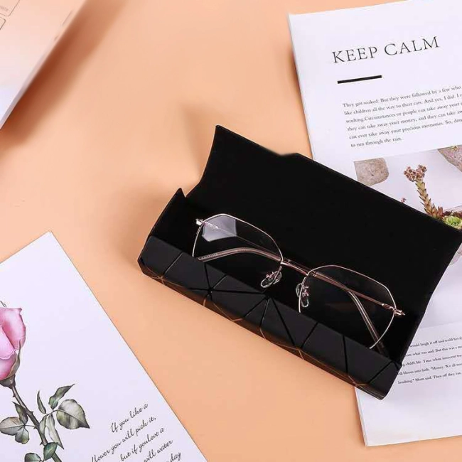 чохол, що відкривається для окулярів