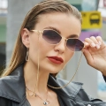 окуляри з ланцюжком