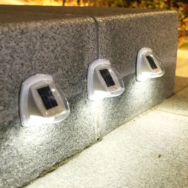 вуличний світильник із сонячною панеллю світлодіодний