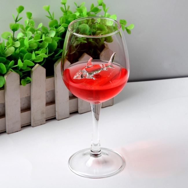 бокал с акулой внутри