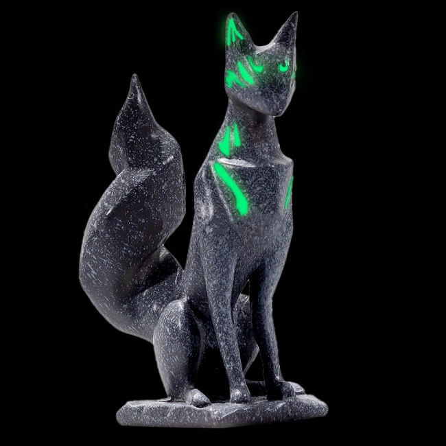 фігурка у формі лисиці з очима що світяться