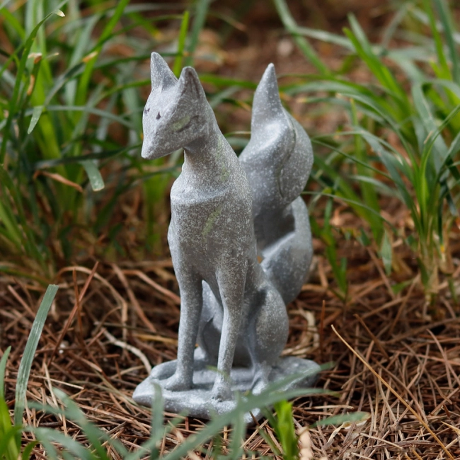 фігурка у вигляді лисиці з очима що світяться