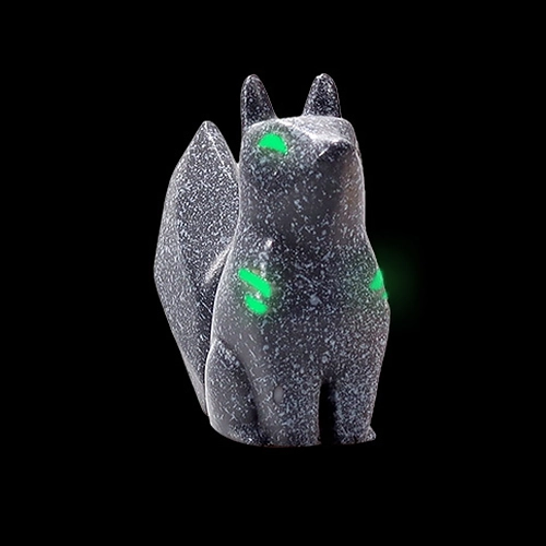 фігурка білки з очима що світяться в темряві