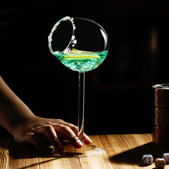 бокал на ножке для напитков