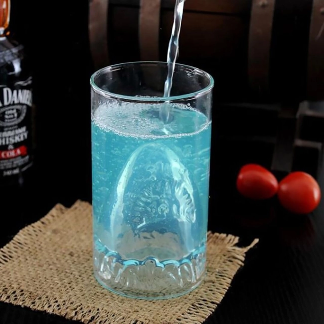 склянку на дні з акулою