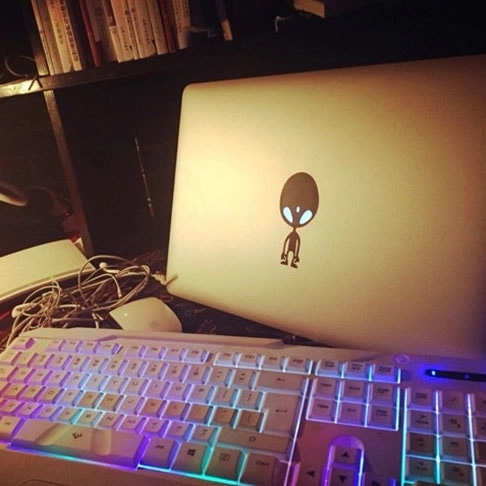 наклейкана macbook