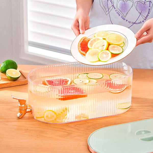 емкость для жидкости с краном