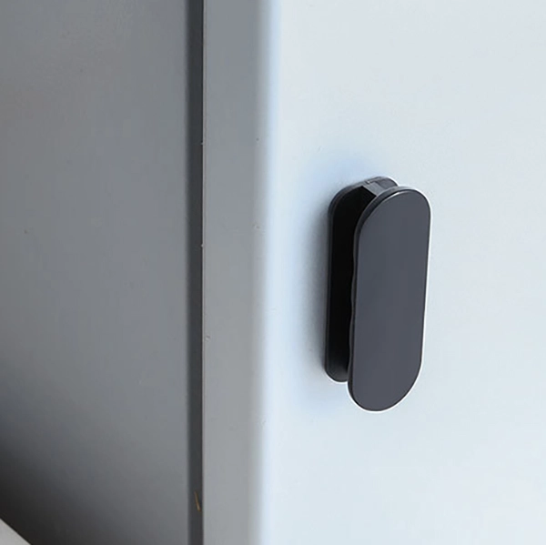 ручка на двосторонньому скотчі на шафу