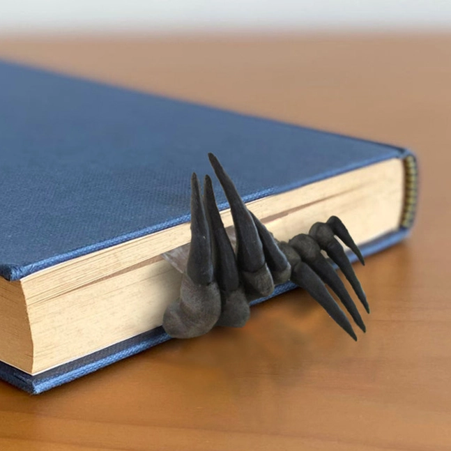 Страшная рука в книгу
