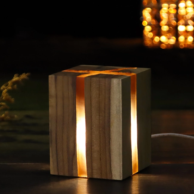 дерев'яний світильник