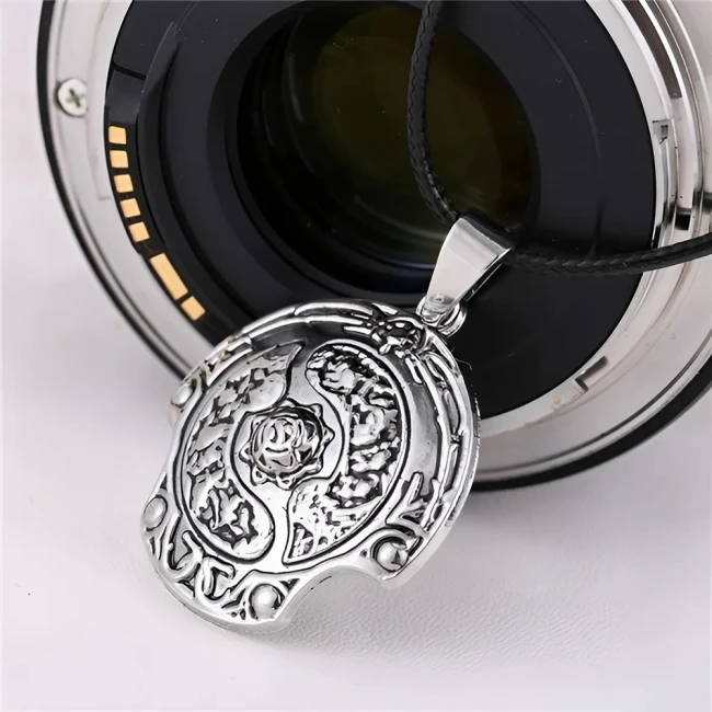 кулон со щитом