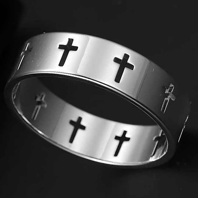 каблучка з хрестом на пальці