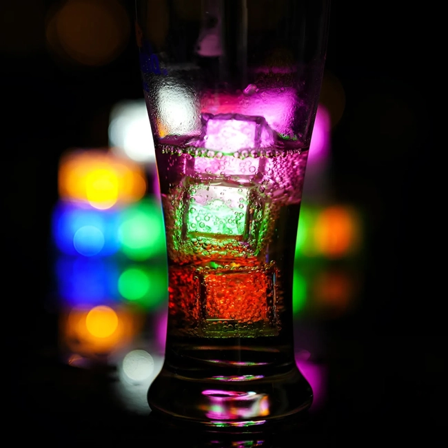 сяючі кубики льоду для коктейлів
