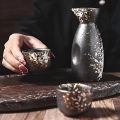 кувшин с чашками для саке