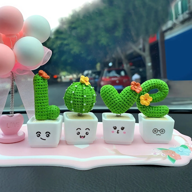 Декорация в виде кактусов