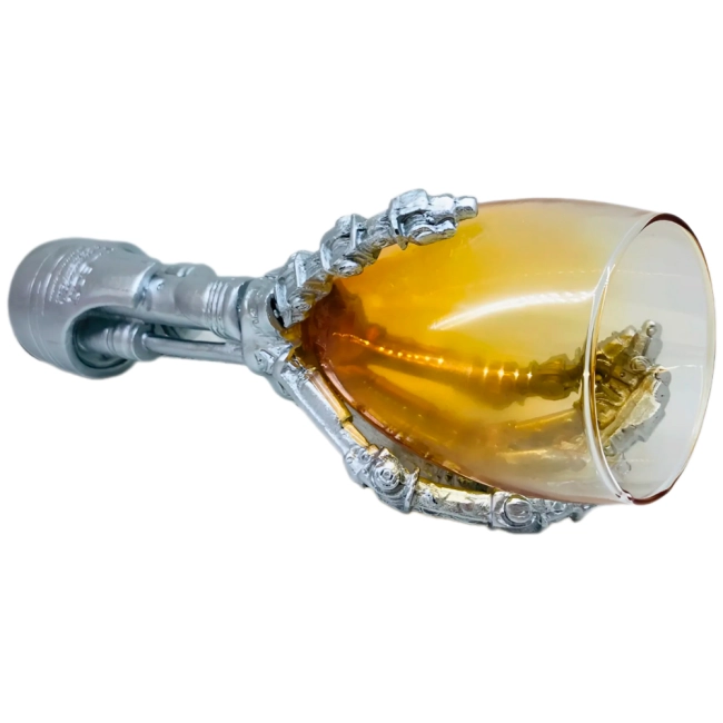 келих на ніжці руці