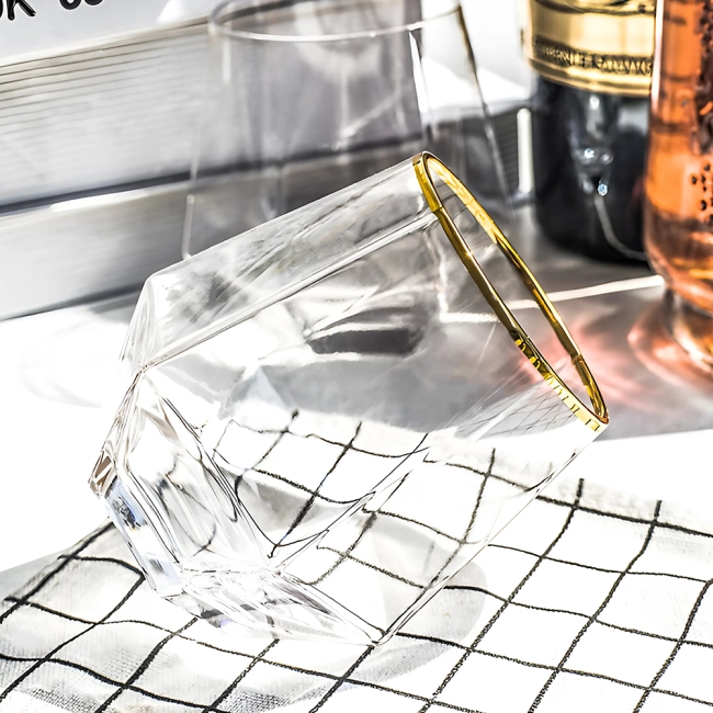 низька склянка для напоїв