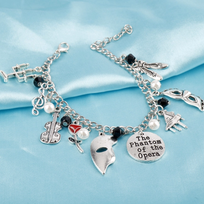 Наручный браслет с подвесками