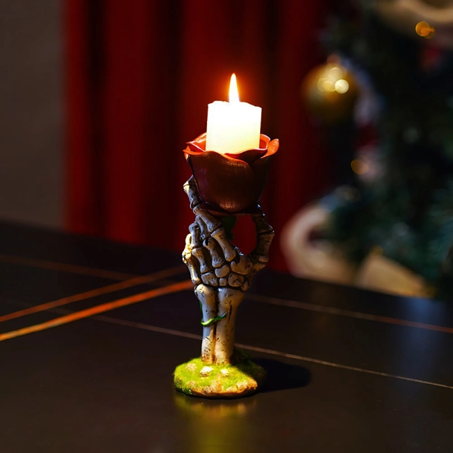 Свічник з трояндою в руці