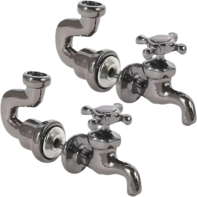 пара сережок у вуха