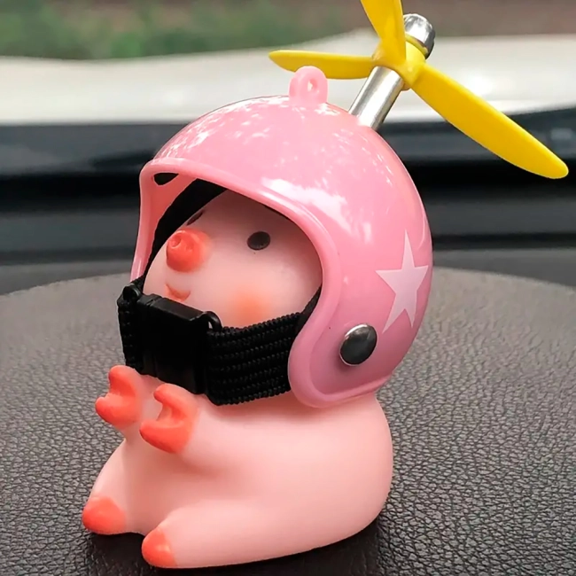 свинка в шлеме