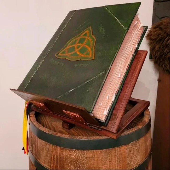 книга заклинаний из Зачарованных