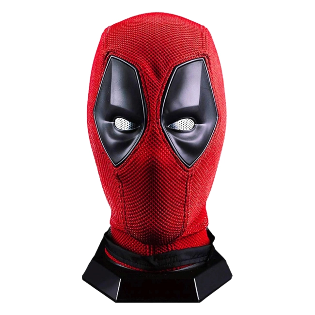 маска з персонажем Дедпул