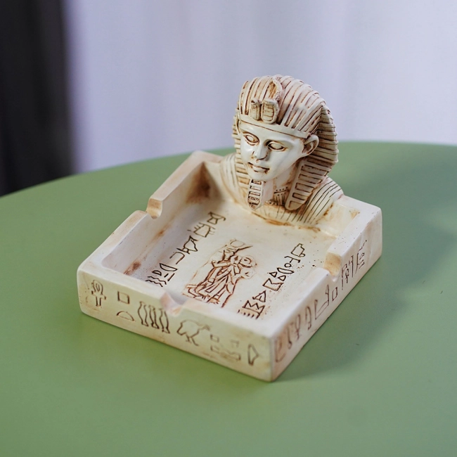 пепельница со статуей