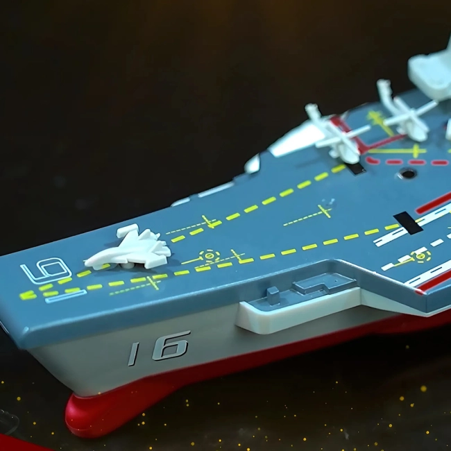 игрушка в виде корабля