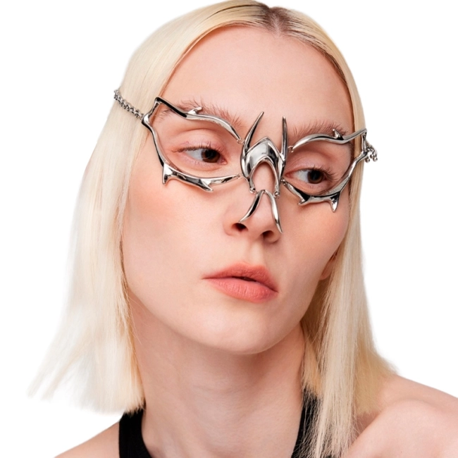 металева маска на обличчя