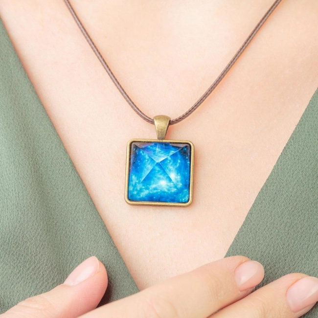 кулон с люминофором