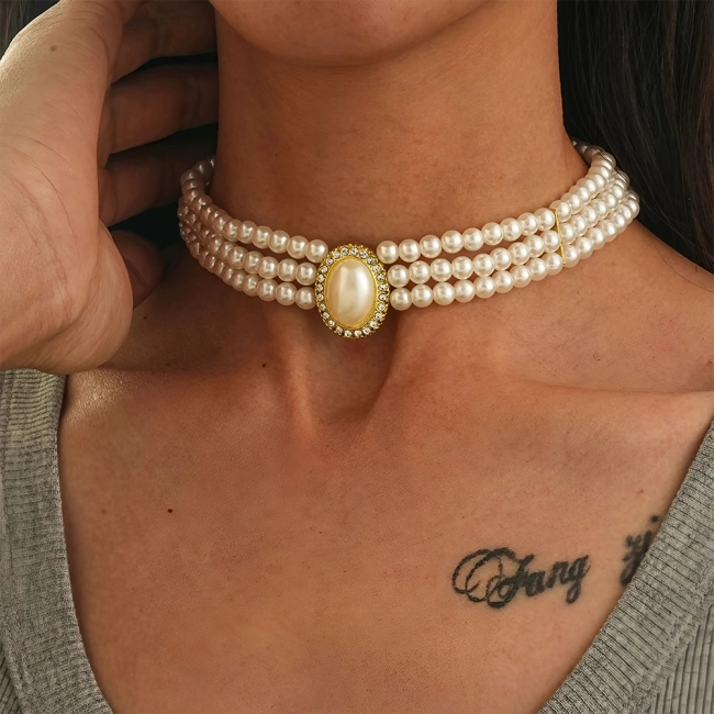 перлинний чокер на шию