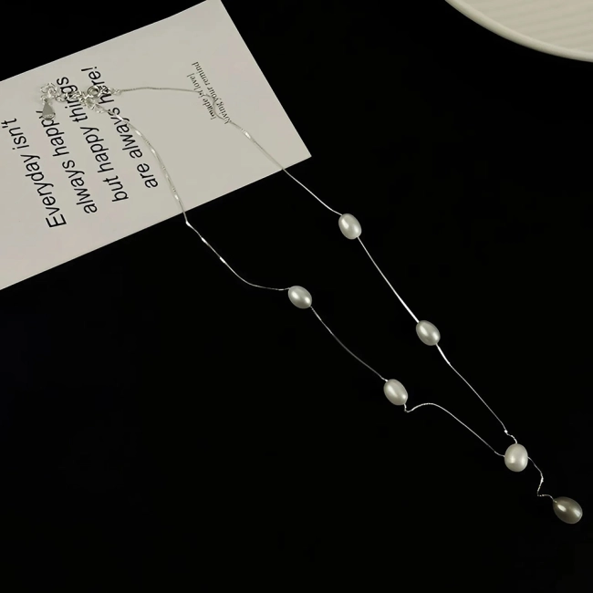 женское ожерелье с бусинами