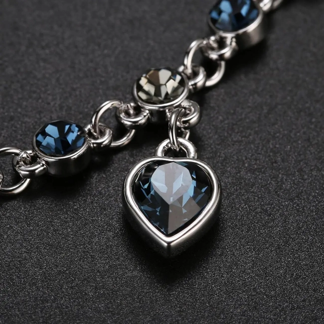 жіночий браслет з серцем