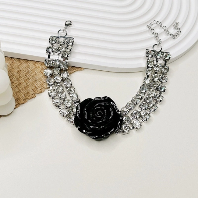 широкий чокер зі стразами