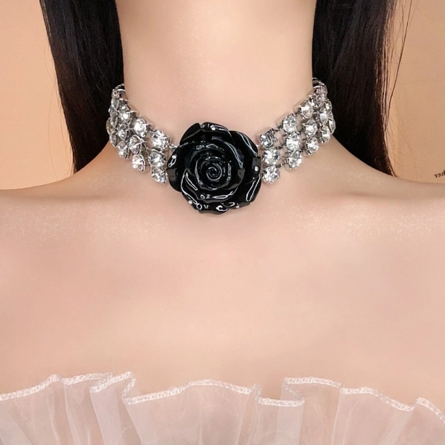 чокер-намисто зі стразами