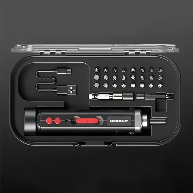 аккумуляторная отвертка с набором бит в кейсе