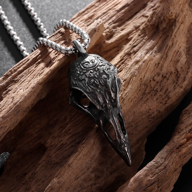 ланцюжок з вороном