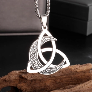 кулон Трикветр