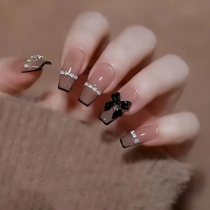 Довгі накладні нігті зі стразами і бантиками довгі накладні нігті