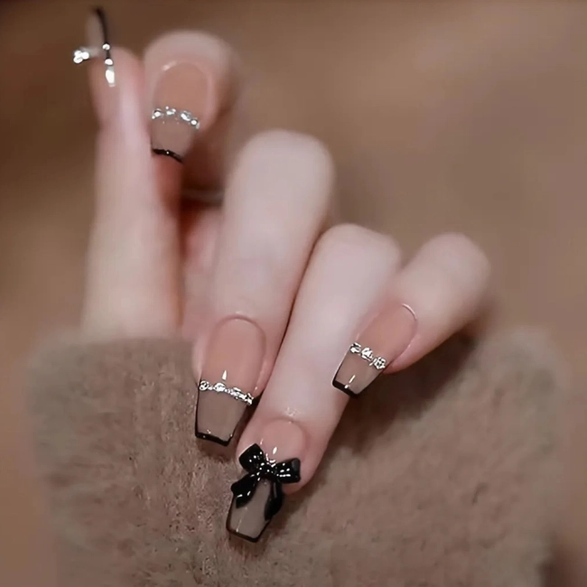 накладні нігті з френчем