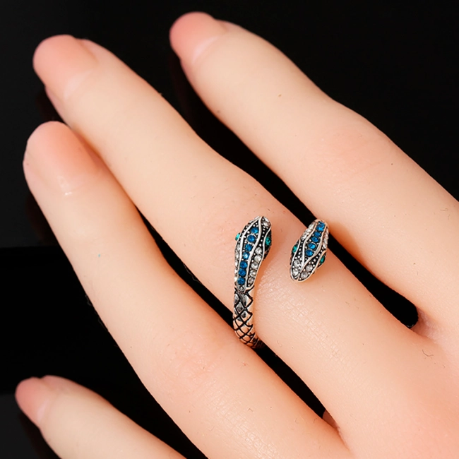 женское кольцо змея