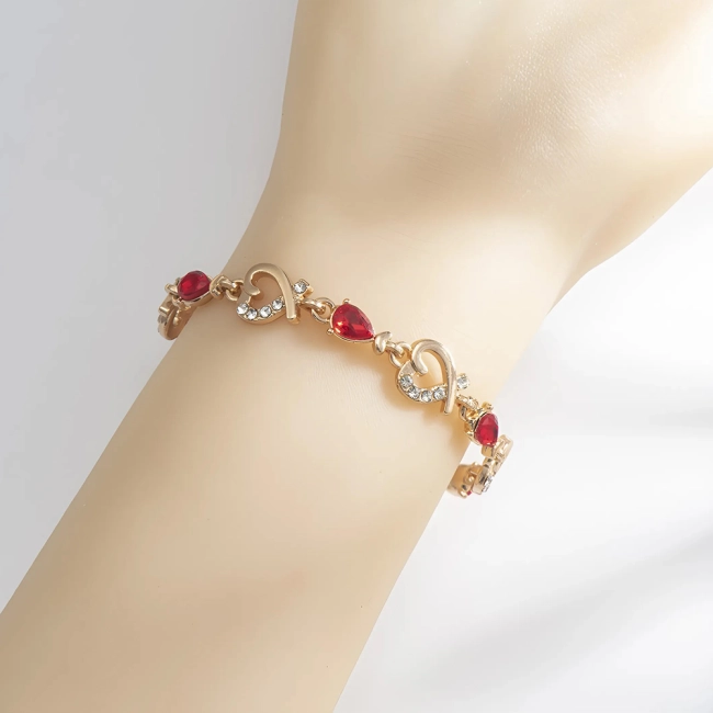 женский браслет из сердцами