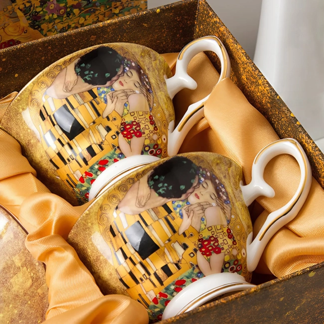 набір з чашками і блюдцями