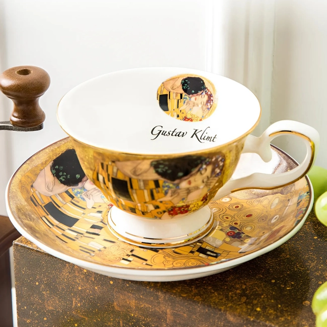 набір чашок з картиною