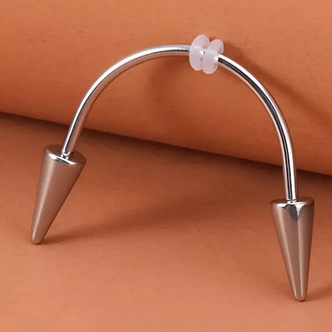 смайл-пирсинг с клыками