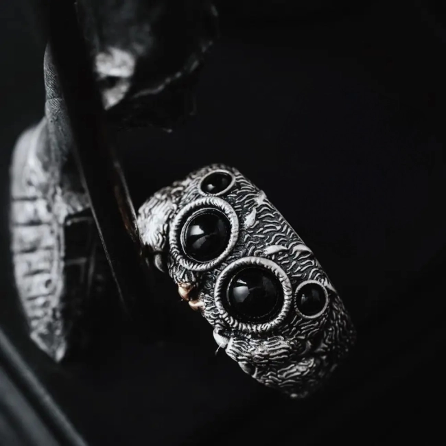 кільце з павуком