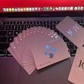 игральные карты с неоновым фоном