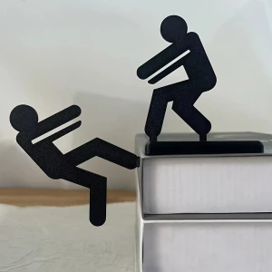фігурка з людьми на книгу
