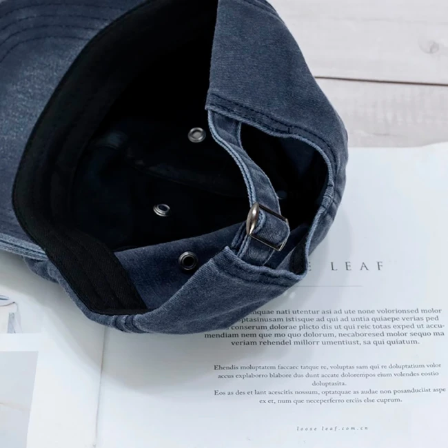 кепка с гнутым козырьком